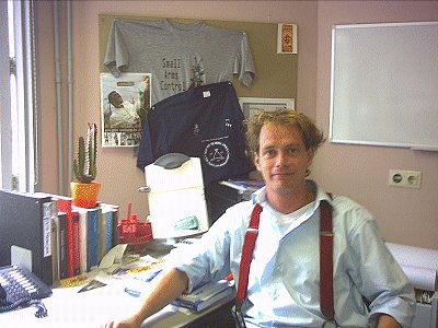 Micha Hollestelle achter zijn bureau in Utrecht